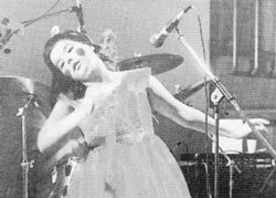 Björk Guðmundsdóttir на сцене с Tappi Tíkarrass.