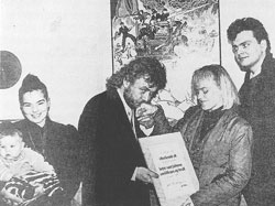 Первое официальное мероприятие Smekkleysa: Бьёрк с Синдри на руках, Храбн сражён обаянием Сивии, Йоухамар выжидает. Фотография Тоура